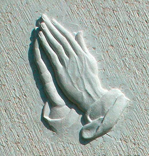 Grabstein, Religiöse Motive, Betende Hand – Stäheli Steinbildhauer, Schaffhausen und Stein am Rhein